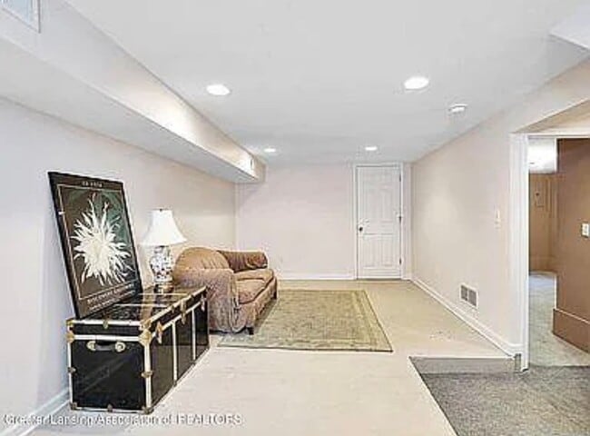 Building Photo - 331 W Saginaw St