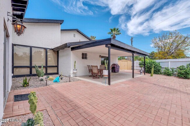 Building Photo - 1401 W Ocotillo Rd