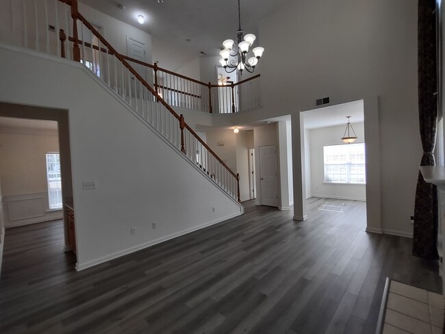 Building Photo - Beautiful 2-story home located in the Reed...