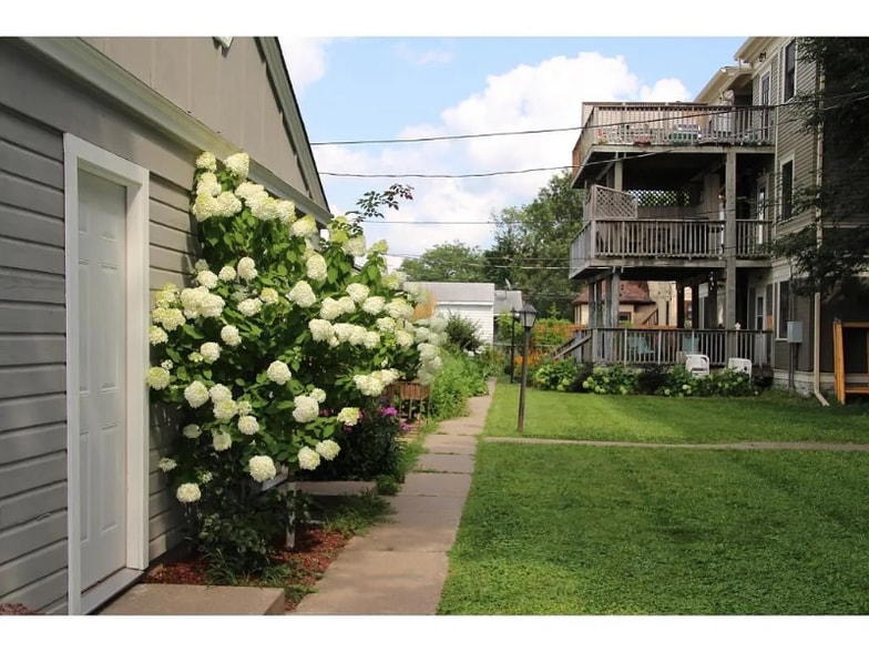 Building Photo - 593 Laurel Ave