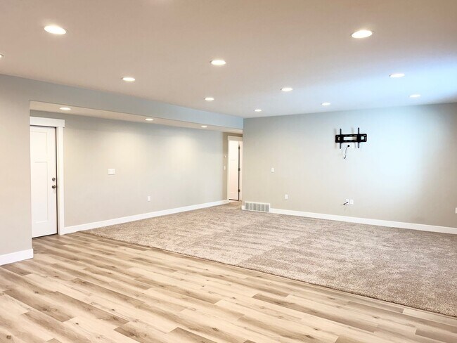 Building Photo - 6953 Canyon Meadows Dr