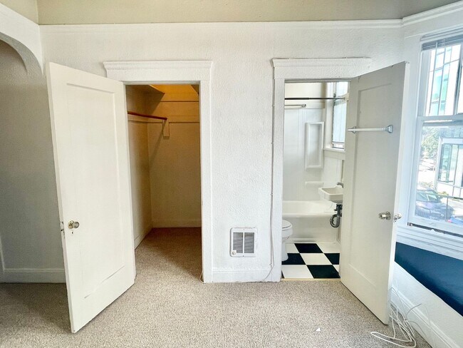 Building Photo - Charming and Sunny Hayes Valley Studio - P...