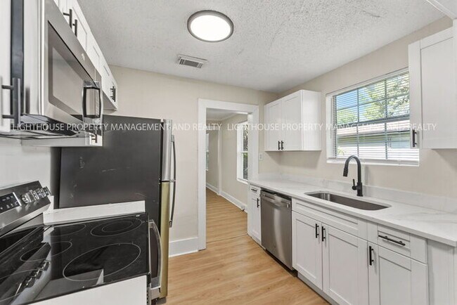 Building Photo - Newly Renovated 3 Bedroom Home With Modern Kitchen
