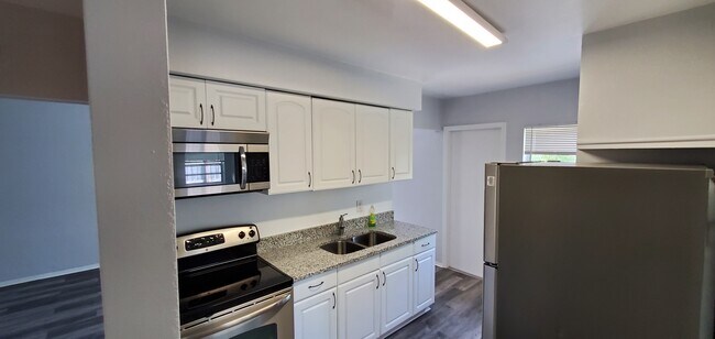 Building Photo - 3351 Hillsdale Ave