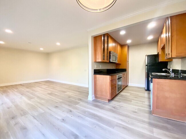 Building Photo - Spacious Condo in La Jolla Village!