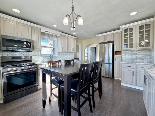 Building Photo - 36 Annavoy St