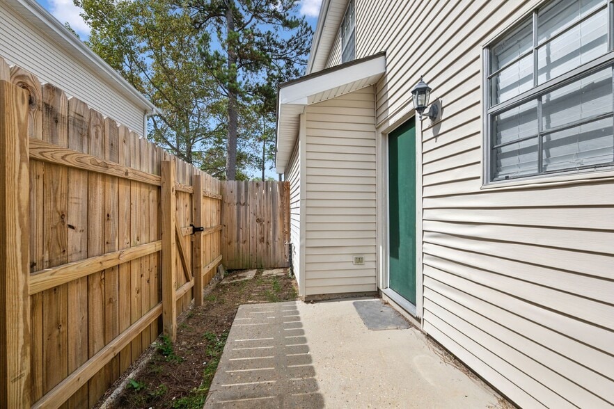 Building Photo - 737 Heavens Dr