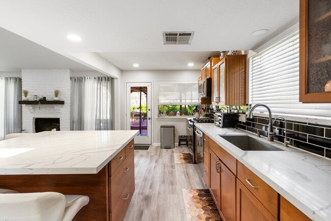 Building Photo - 14039 Utopia Dr