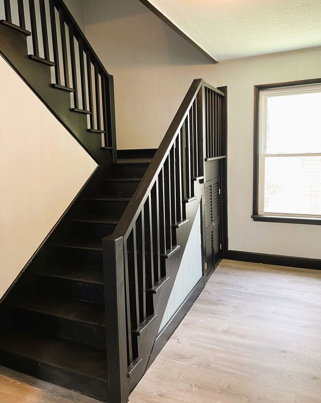 Building Photo - Spacious Single-Family Home Close to Downtown