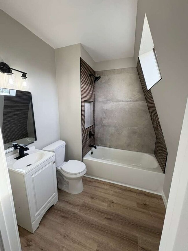 Building Photo - Spacious 4-Bedroom Home in Cleveland