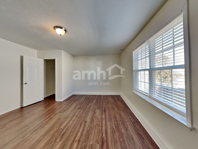 Building Photo - 2114 Debbie Ln