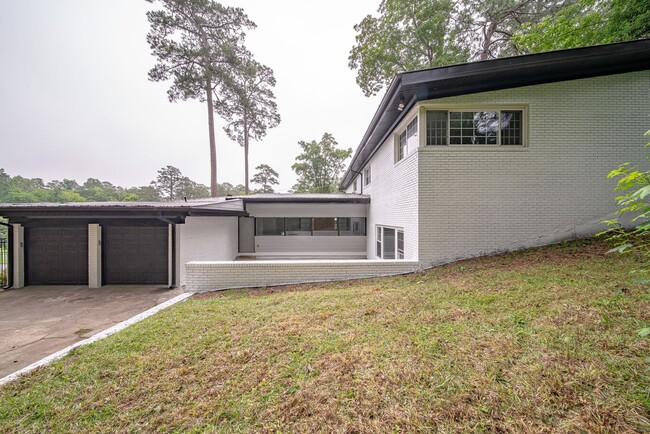 Building Photo - 4 bedroom/3 bath, 3711 sqft in Midtown!