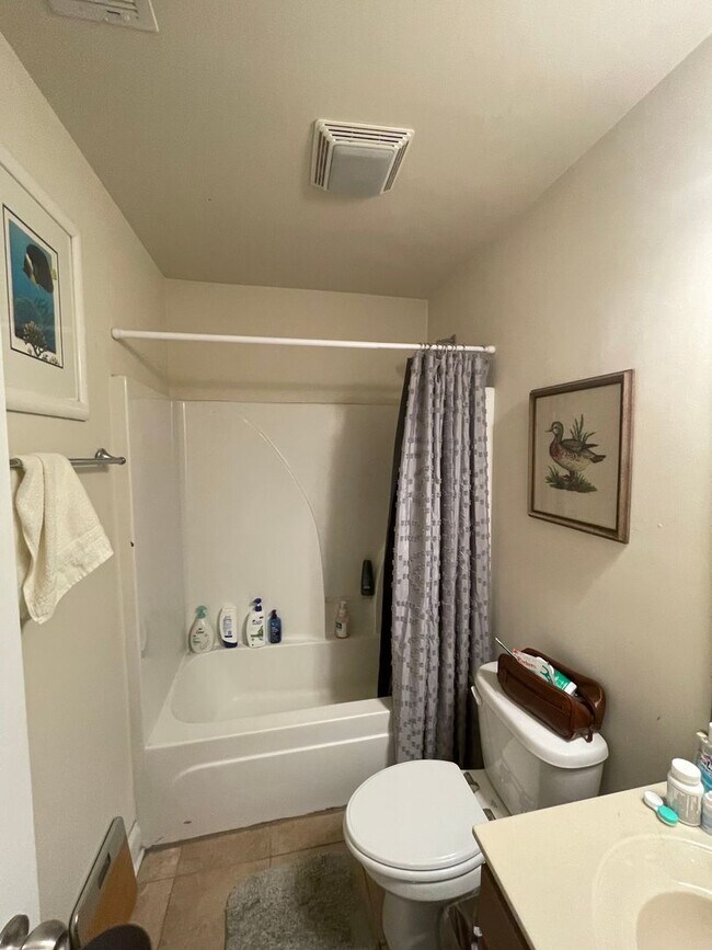 Building Photo - Cute 4 Bedroom Near Downtown for Pre-Lease