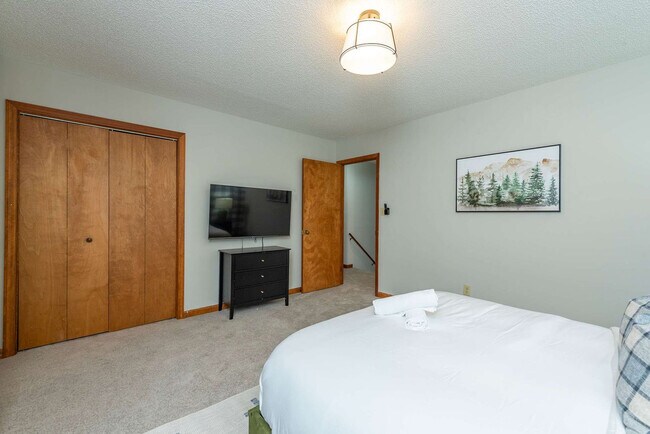 Building Photo - 41 Little Forest Dr