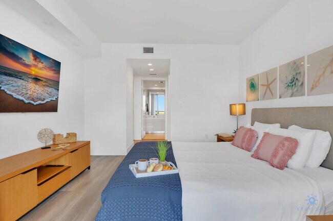 Building Photo - 2602 E Hallandale Beach Blvd