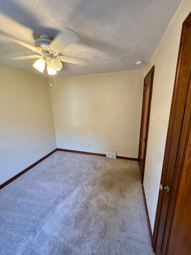 Building Photo - 1076 Thornwood Dr