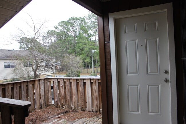 Building Photo - 2 Bed 1.5 Bath Condo