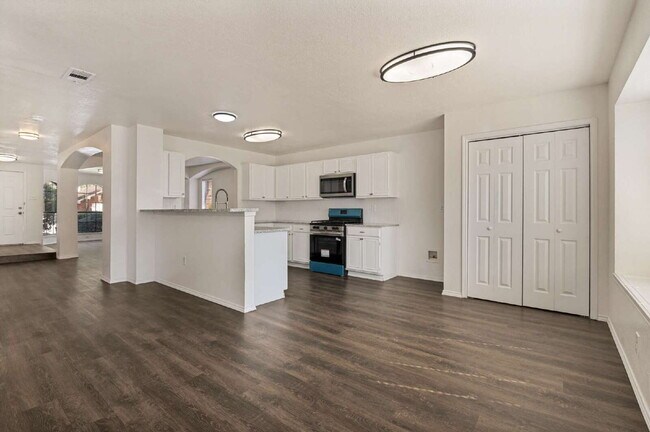 Building Photo - Completely Renovated Home in Arlington!