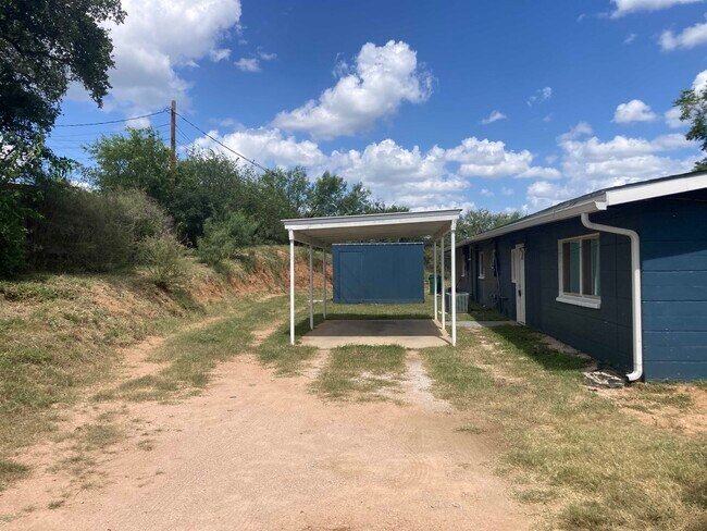 Building Photo - 1635 River Oaks Dr
