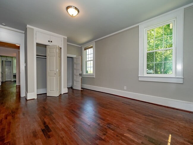 Building Photo - Oversized Renovated Downtown Cottage