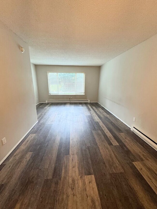 Building Photo - Large, Updated 2 Bedroom, 1.5 bath Townouse in Lovely Multnomah Village