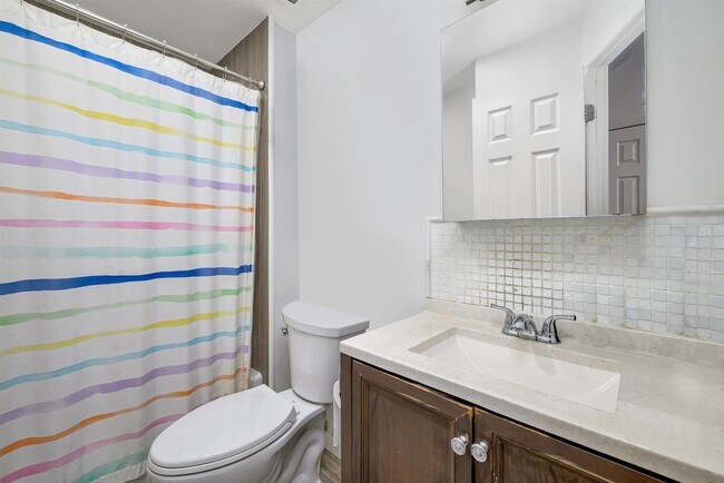 Building Photo - 476 Monmouth St