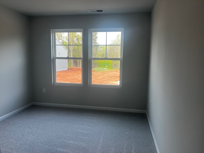 Building Photo - 5871 Woodlawn Dr