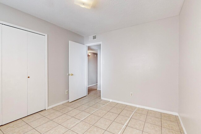 Building Photo - Taylor Ranch 4/BD 2/BA 2/CG