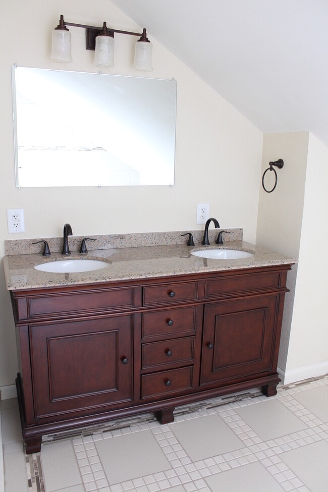 Building Photo - NE 4 Bedroom, 3 Bath, Gas Fireplace/Heat, ...