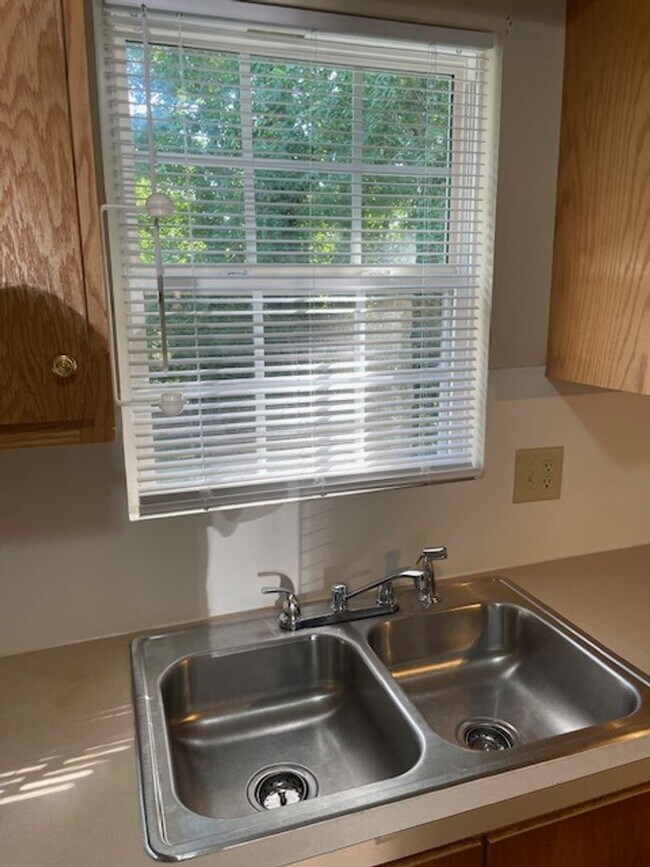 Building Photo - 3 Bed/ 1 Bath Charming House!