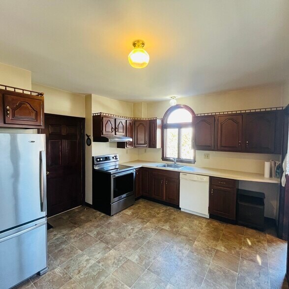 Building Photo - 12 Endicott St