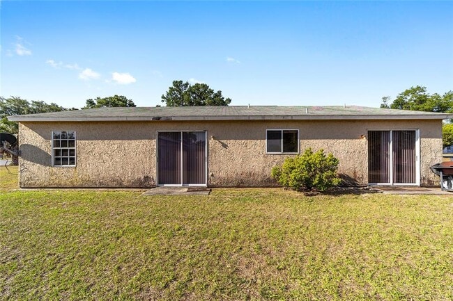 Building Photo - 325 Oak Track