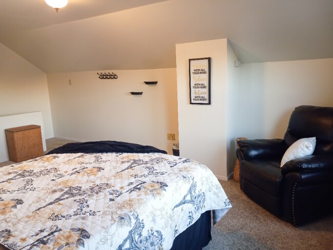 Building Photo - 2 W Pacific St