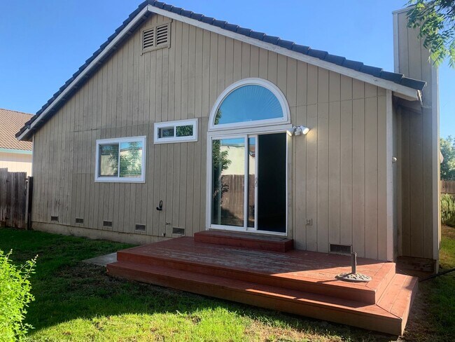 Building Photo - Beautifully Maintained Fairfield Home is A...