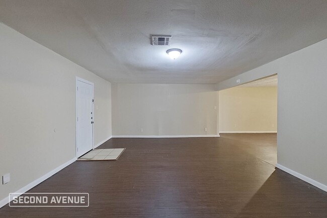 Building Photo - LIMITED TIME: $725 off second month’s rent...