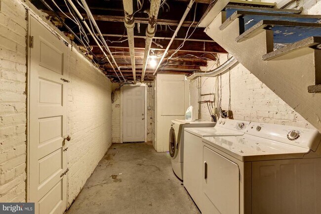 Building Photo - 1015 Quebec Place NW