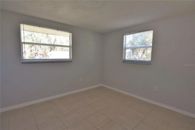 Building Photo - 403 Pinewood Ave