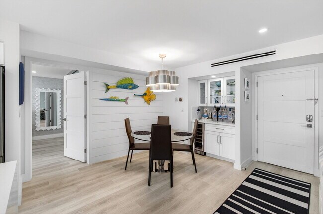 Building Photo - 1236 Hillsboro Mile
