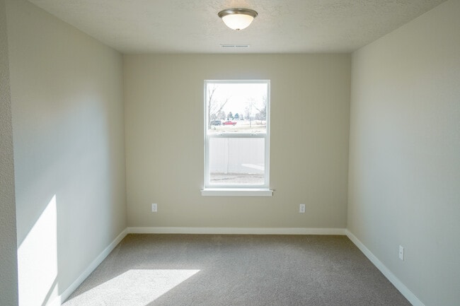 Building Photo - 2814 N Cherry Grove Way