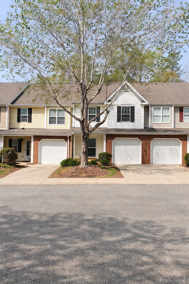 Building Photo - Beautiful 2 Bedroom, 2.5 Bath Townhome in St. Andrews at Stoney Creek – Golf Course Community, Wh...
