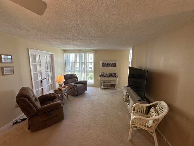Building Photo - Villa Vista Condo  Available May 1st