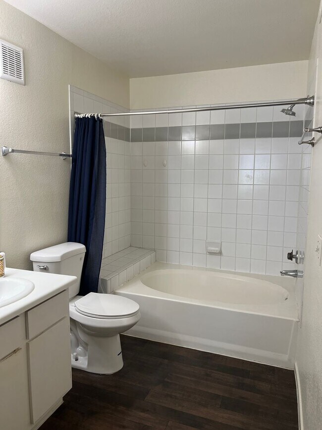 Building Photo - Cute Lower Level Condo
