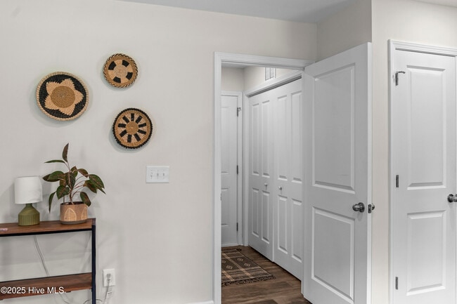 Building Photo - 410 Silverstone Pl