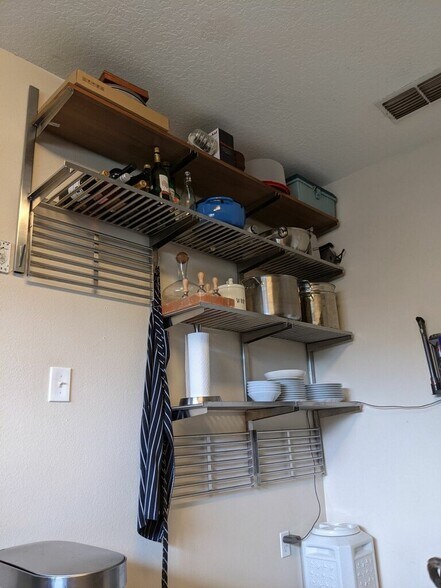 Handy storage shelves in kitchen - 1128 Park Green Pl