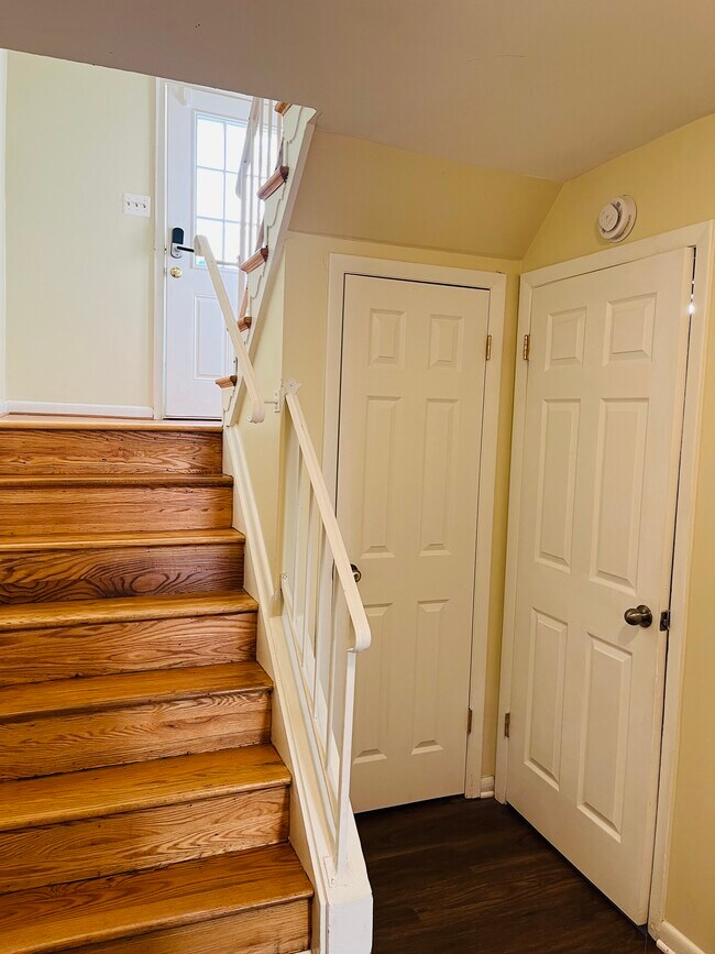 Building Photo - 2 Wimbledon Ln