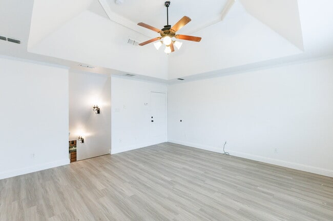 Building Photo - Gorgeous 4 bed 2.5 bath!