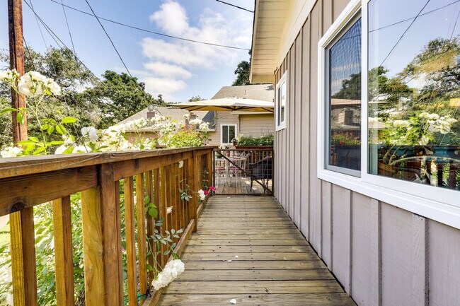 Building Photo - 4460 Lakeside Rd