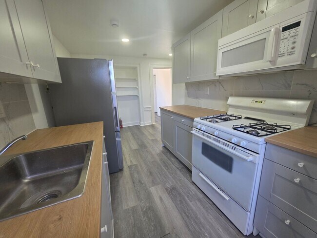 Building Photo - 2 bedroom apartment building - Poughkeepsie