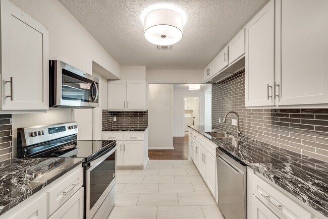 Building Photo - Overton Park Duplex!