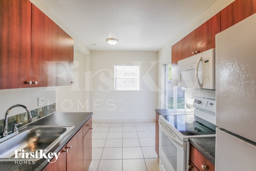 Building Photo - 1231 NE 214th St